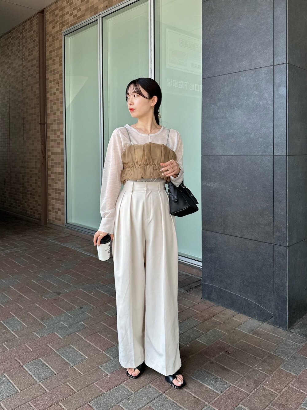 透膚上衣 + 細肩背心