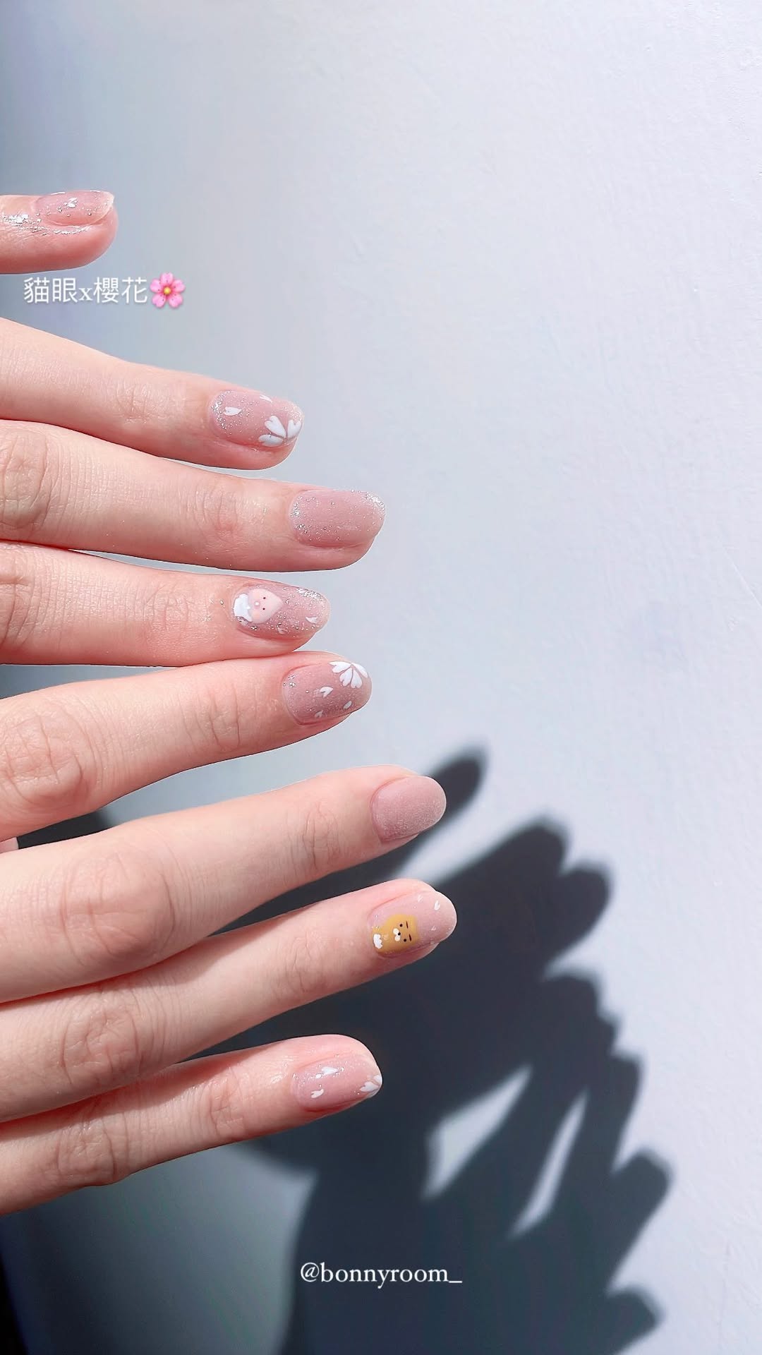 貓眼與櫻花指尖共舞
