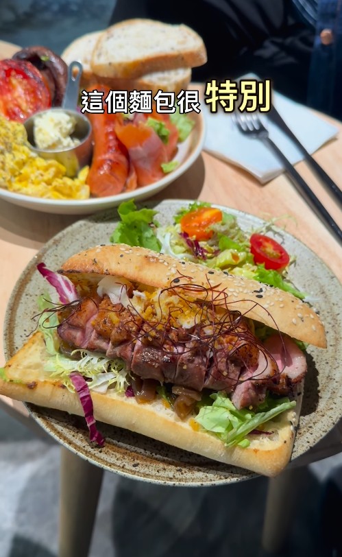 香烤鴨胸肉配麻辣蔥蒜酥醋汁 土耳其三文治包