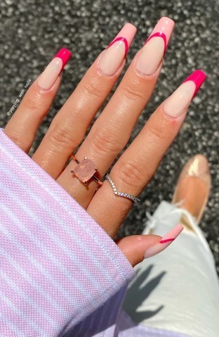 裸粉与玫红在指尖交织