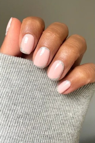 浅粉指尖缀以细碎银光