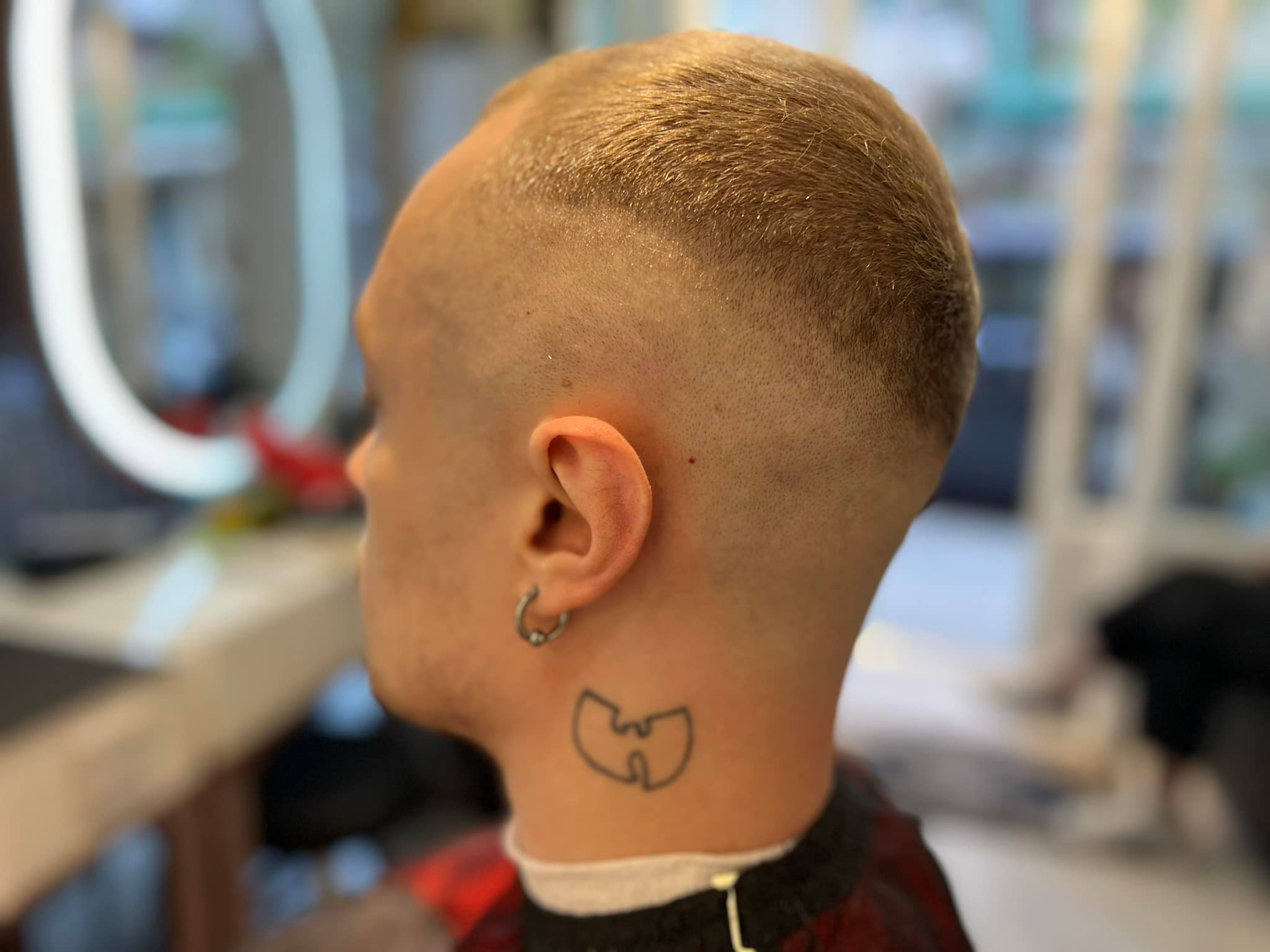 俐落極短寸，雕刻型格印記