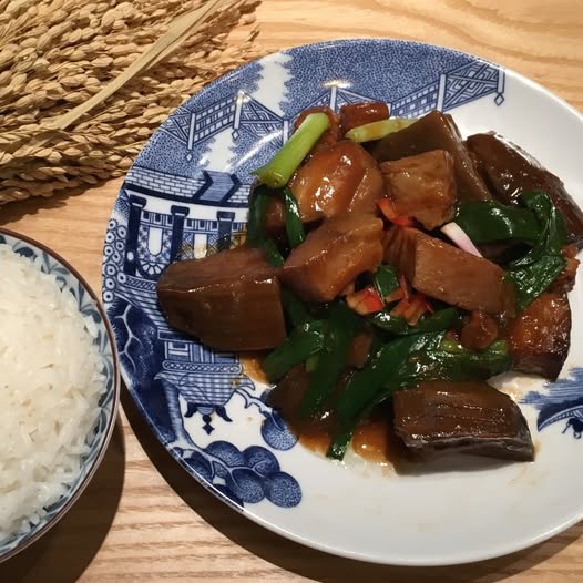 梅菜枝竹炆腩仔肉飯