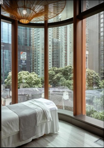 店舖擁有4米高の落地大玻