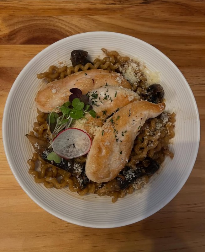 煎雞胸黑松露牛肝菌汁捲捲粉