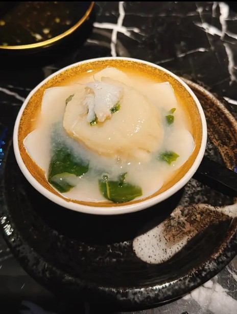 純白瓷碗中的澄澈暖意