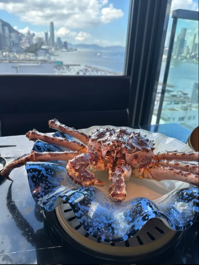 窗外是海，窗內是蟹