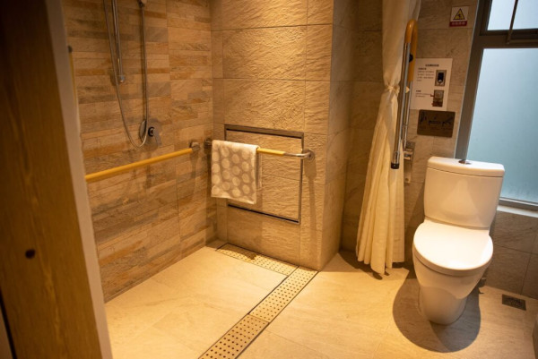 洗手間新做批蕩及磁磚及企缸包括面料