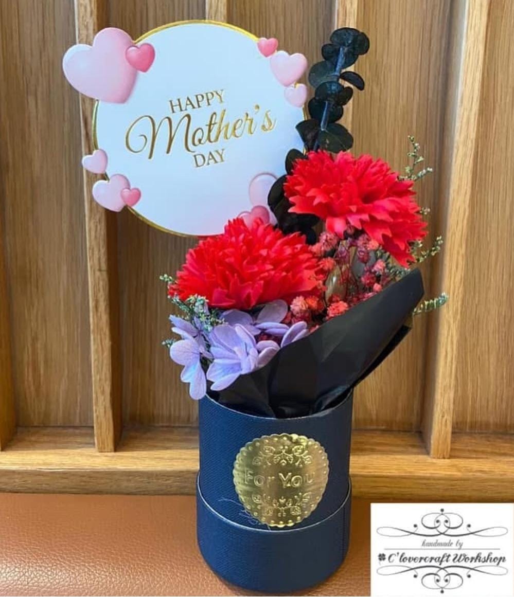 香皂花康乃馨加保鮮繡球花及尤加利葉花束（紅、粉紅）禮品
