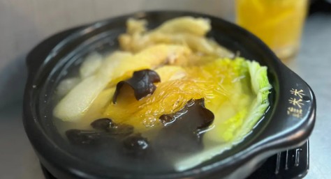 砂鍋椰子竹笙花膠雞