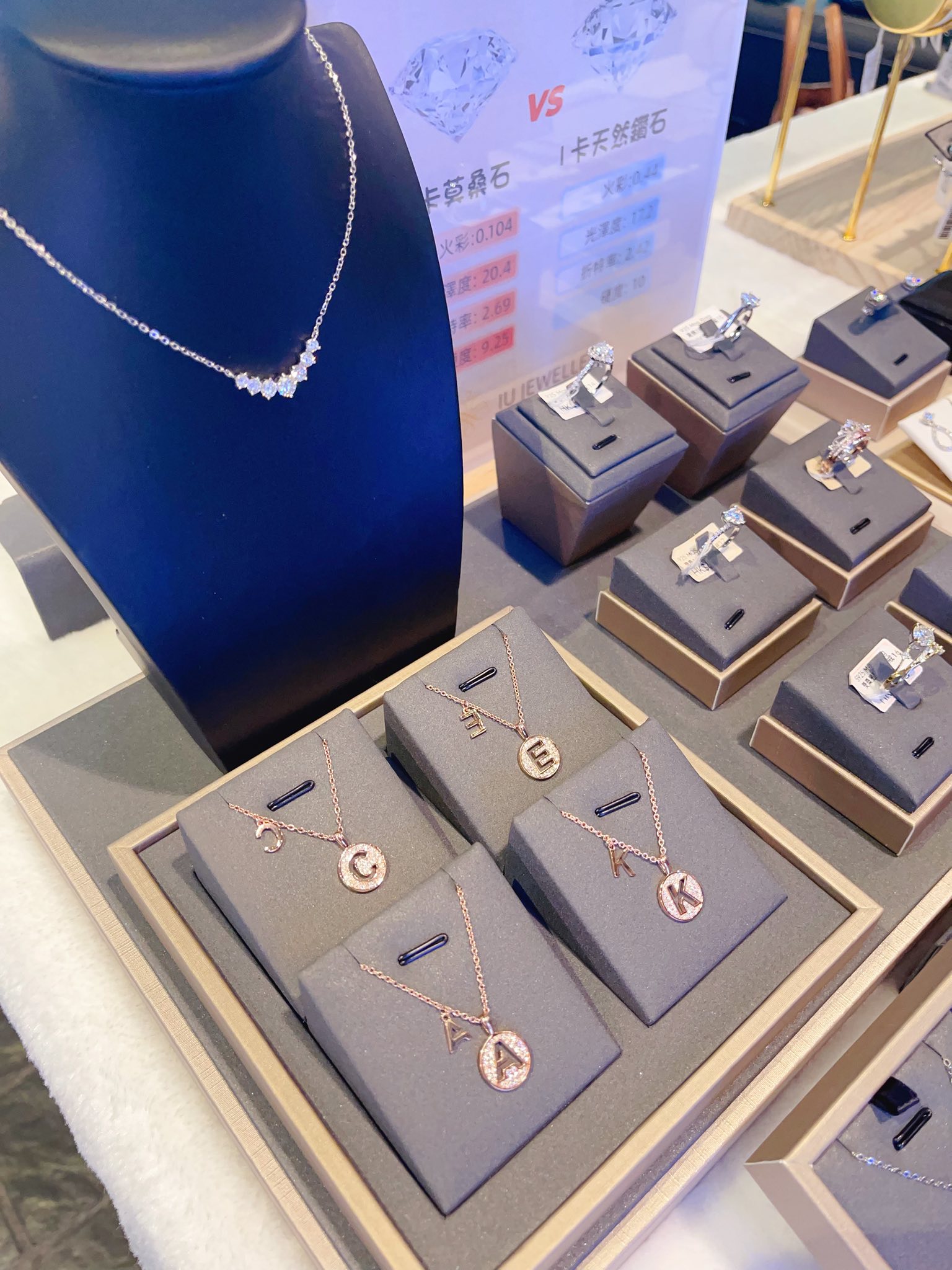 钻石VS莫桑石实测｜科学对比见证真实光彩