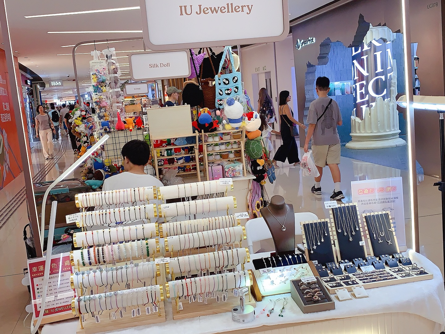 IU珠宝实测展｜翡翠石VS莫桑石 科学对比一目了然