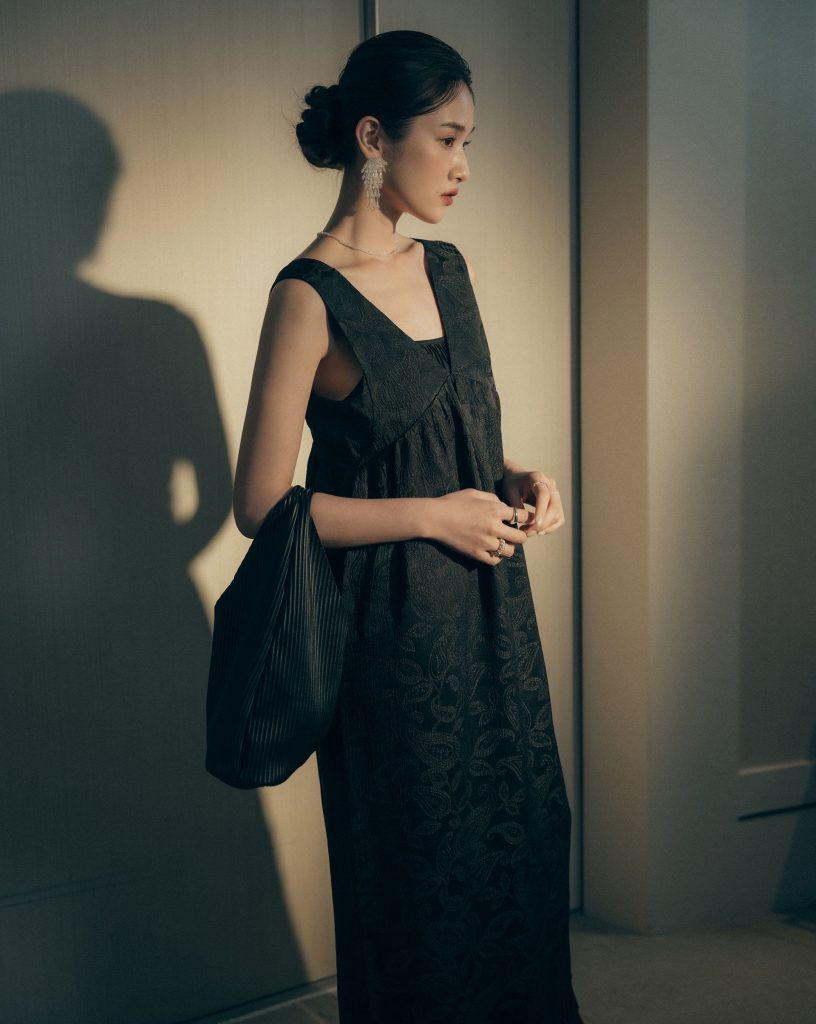 日感暗紋圖騰V領洋裝