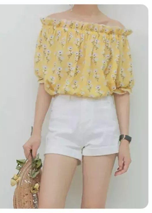 碎花上衣+白色短褲