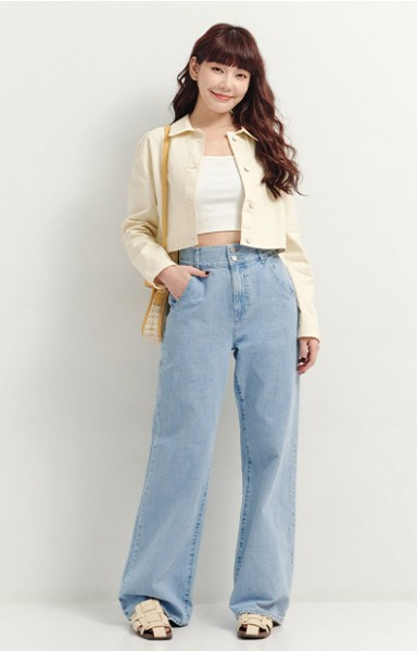 淺黃短外套與白色背心疊穿+水洗藍闊腿牛仔褲