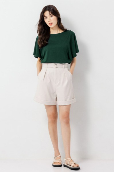 墨綠上衣+卡其短褲