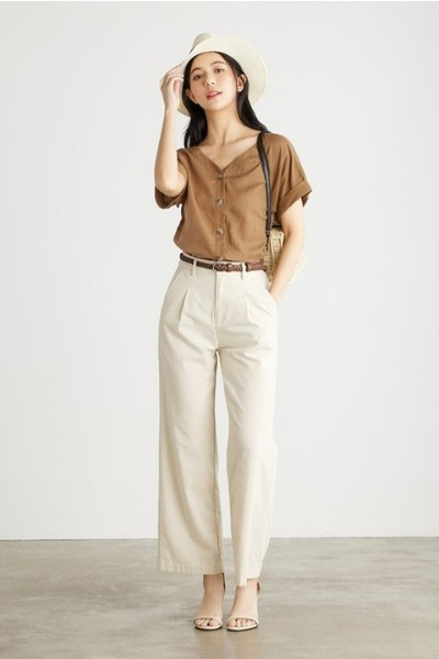 棕色襯衫+高腰闊腿褲勾勒慵懶線條
