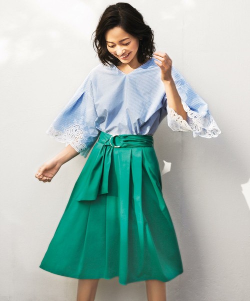 蕾絲刺繡喇叭袖襯衫+綠色及膝裙