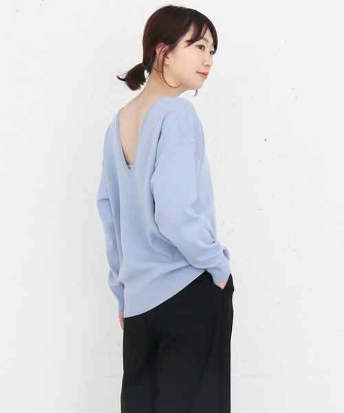 深V領針織上衣+黑色下身