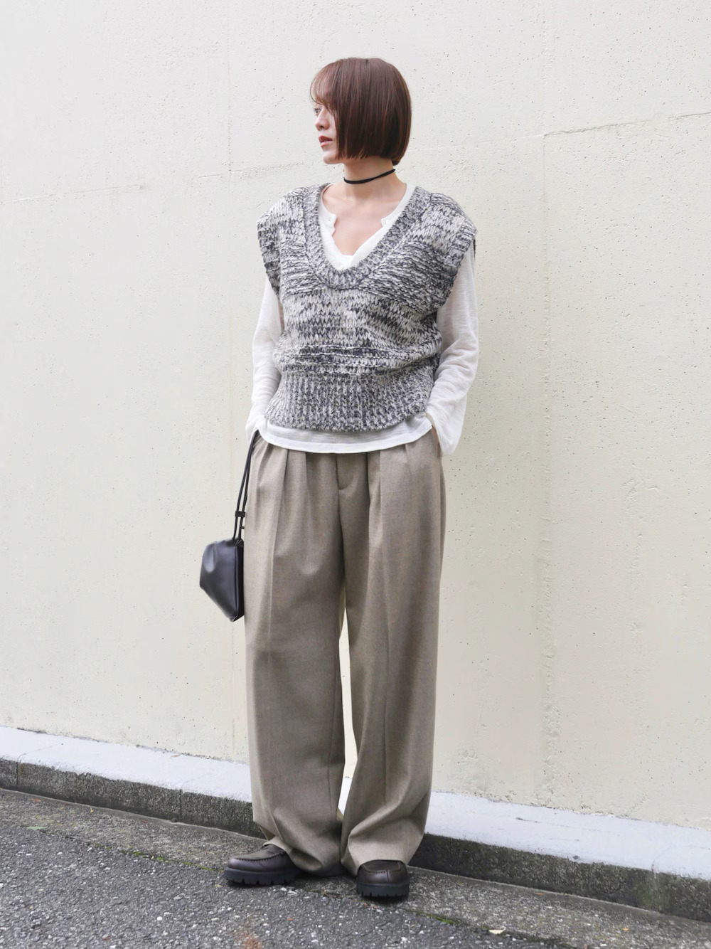 白色上衣 + 背心